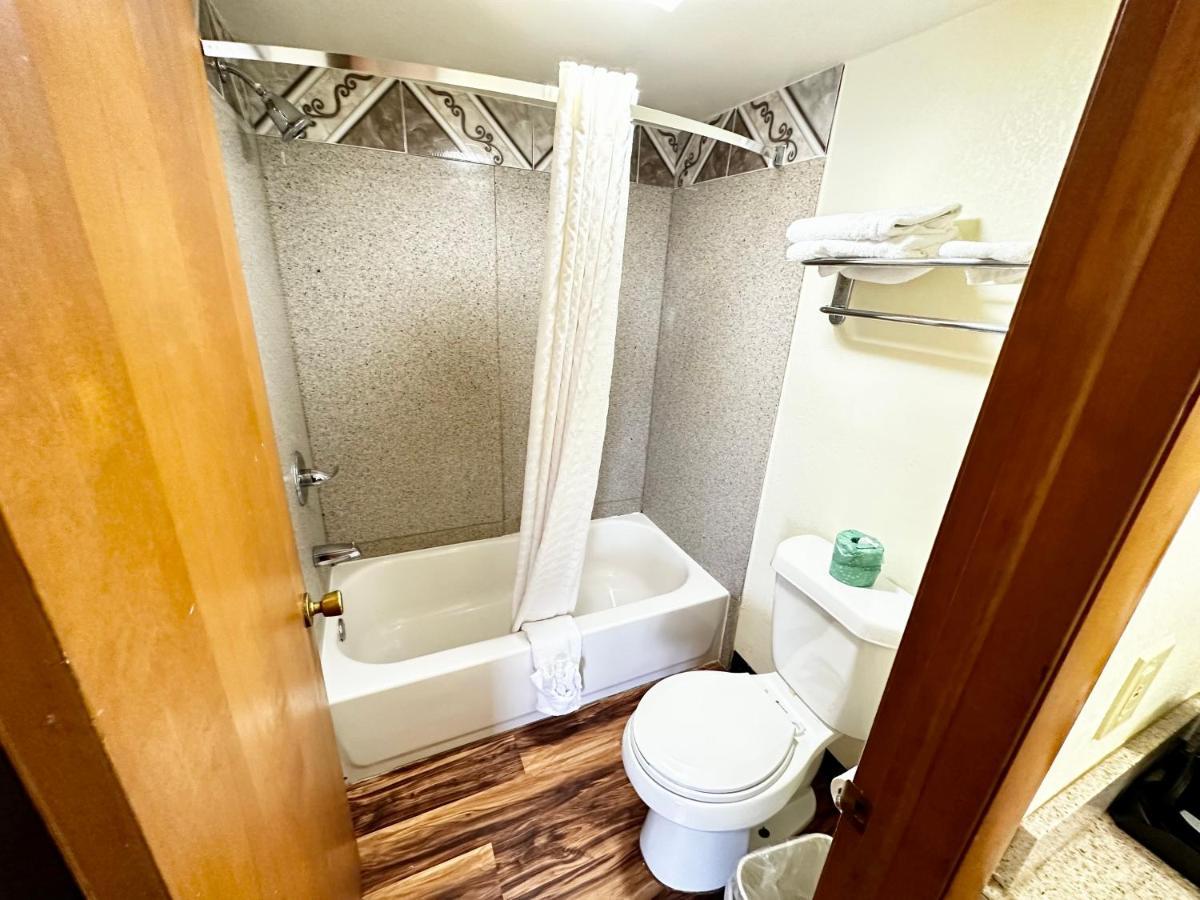 Regency Inn Iola Екстер'єр фото