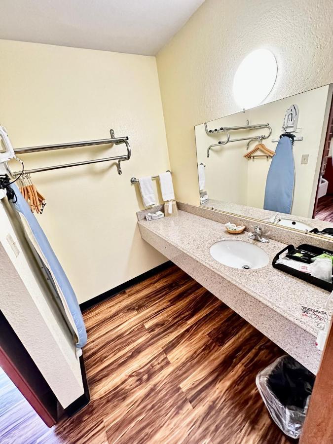 Regency Inn Iola Екстер'єр фото