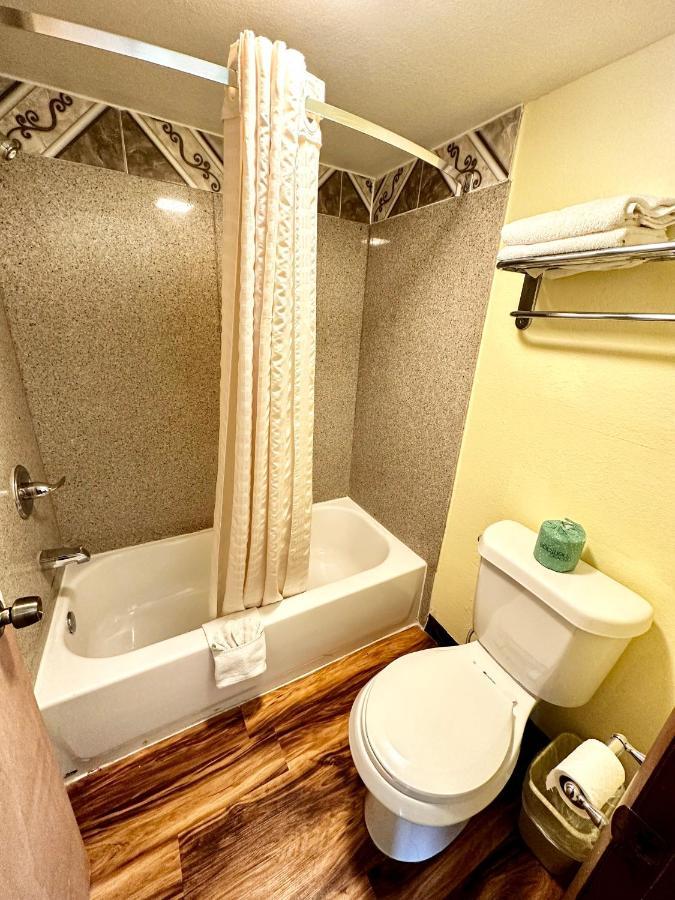 Regency Inn Iola Екстер'єр фото