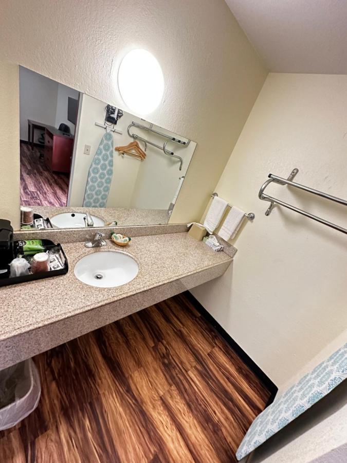 Regency Inn Iola Екстер'єр фото