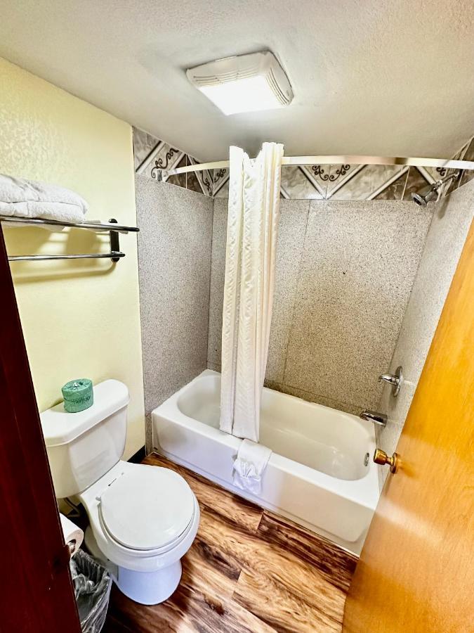Regency Inn Iola Екстер'єр фото